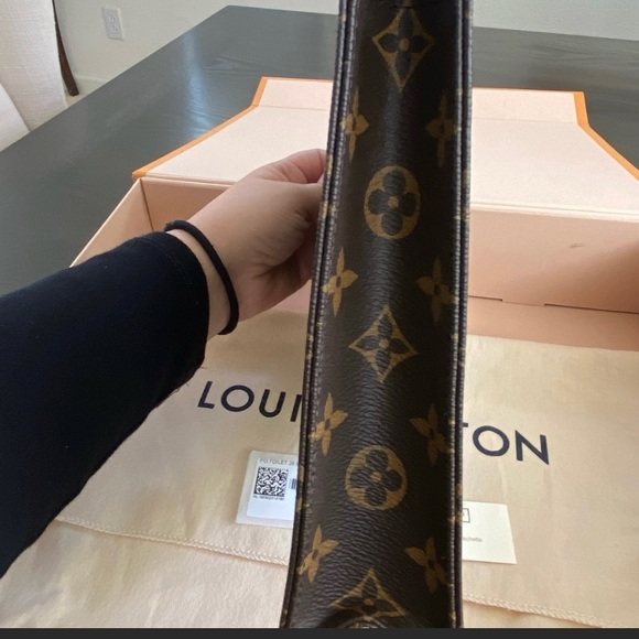 100% authentic LV toiletry 26. - Picture 2 of 9